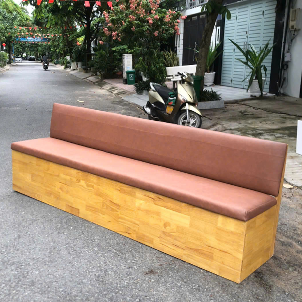 Băng ghế sofa dài khung gỗ bọc nệm da nâu êm ái.