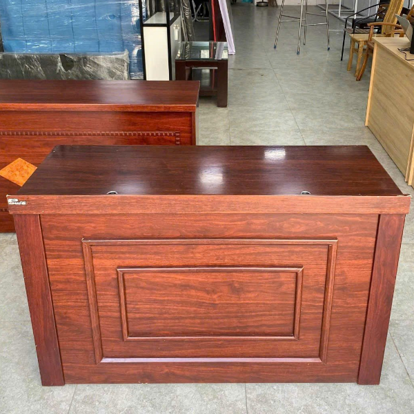 Bàn giám đốc gỗ công nghiệp hàng tồn kho, mau nâu vân gỗ, thiết kế sang trọng hiện đại.