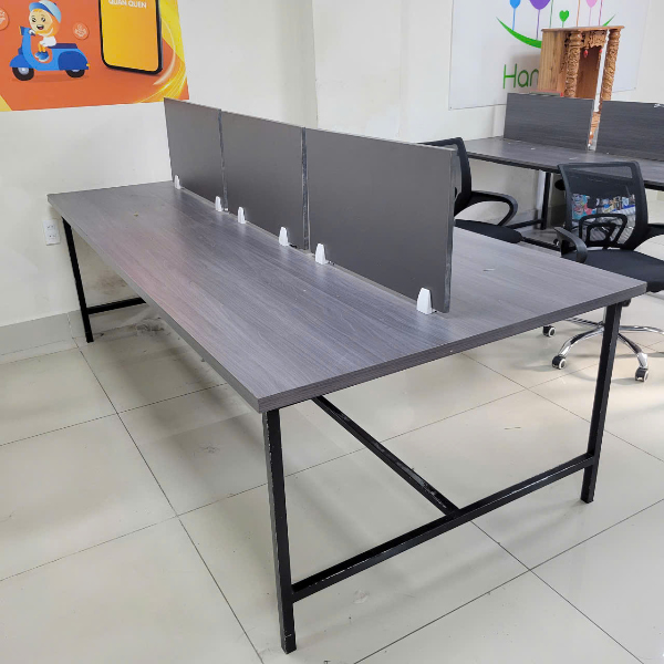 Bàn làm việc văn phòng thanh lý 4 chỗ ngồi khung sắt mặt gỗ MDF phủ Melamine