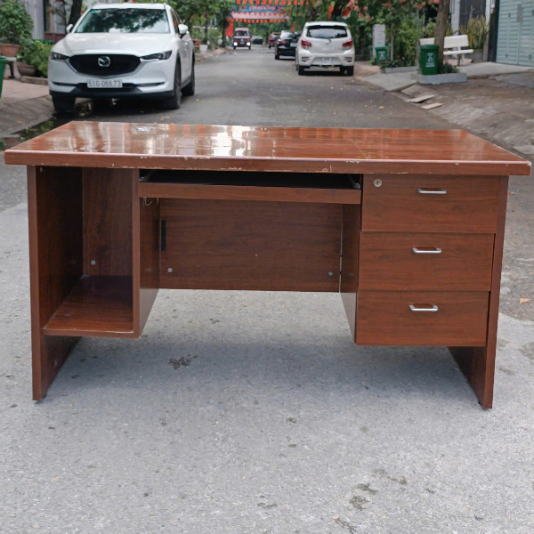 Bàn làm việc gỗ công nghiệp hàng tồn kho, 3 ngăn kéo, bề mặt phủ Melamine màu nâu sang trọng