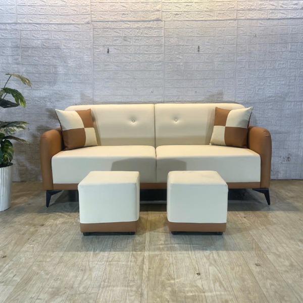 Sofa văng da 2 chỗ màu kem phối nâu kèm 2 ghế đôn, thiết kế hiện đại tiết kiệm diện tích cho phòng khách.