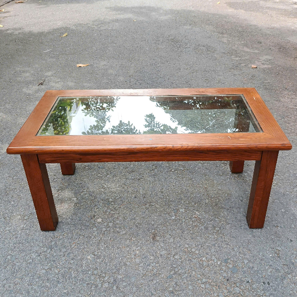 Bàn sofa gỗ kính hình chữ nhật khung gỗ nâu chắc chắn.