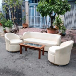 Bộ sofa da trắng gồm 1 băng dài và 2 ghế đơn bo tròn kèm bàn gỗ kính, phong cách hiện đại cho phòng khách