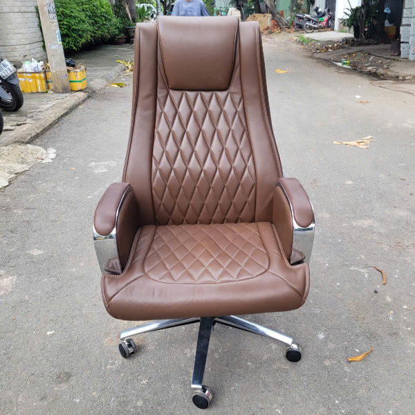 Ghế giám đốc da nâu cao cấp với thiết kế sang trọng, chân xoay hợp kim.
