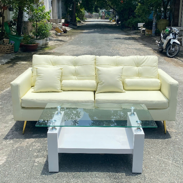 Sofa văng màu kem bọc nệm êm ái đi kèm bàn trà kính hiện đại