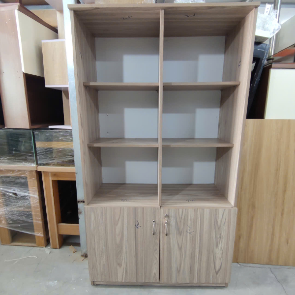Tủ kệ trưng bày gỗ công nghiệp kiêm tủ hồ sơ 2 cánh dưới.