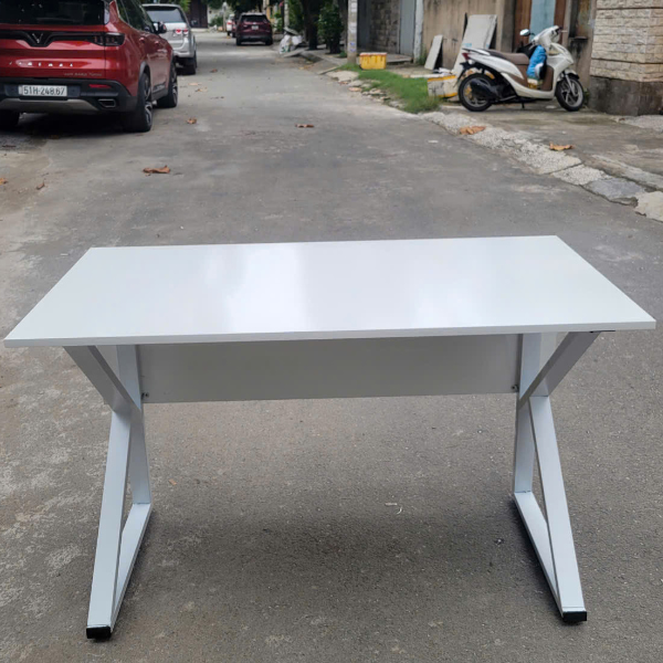 Bàn làm việc cao cấp màu trắng với chân sắt Z-frame hiện đại, thời thượng.