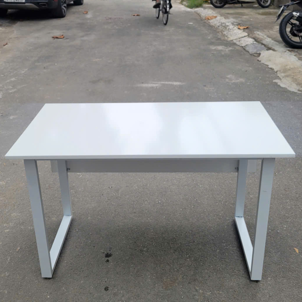 Bàn làm việc màu trắng hiện đại với khung chân sắt kiểu U vuông vức, vững chãi.