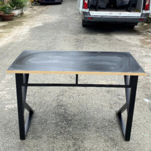 Bàn làm việc khung sắt mặt gỗ đen vân mây sang trọng, nhỏ gọn tiện dụng