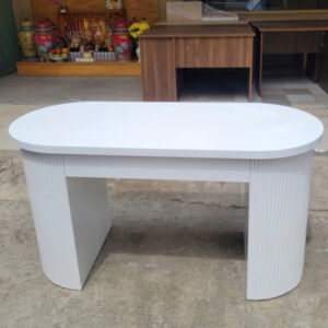 Bàn làm việc màu trắng thiết kế chân trụ sọc cong và mặt bàn oval tinh tế.