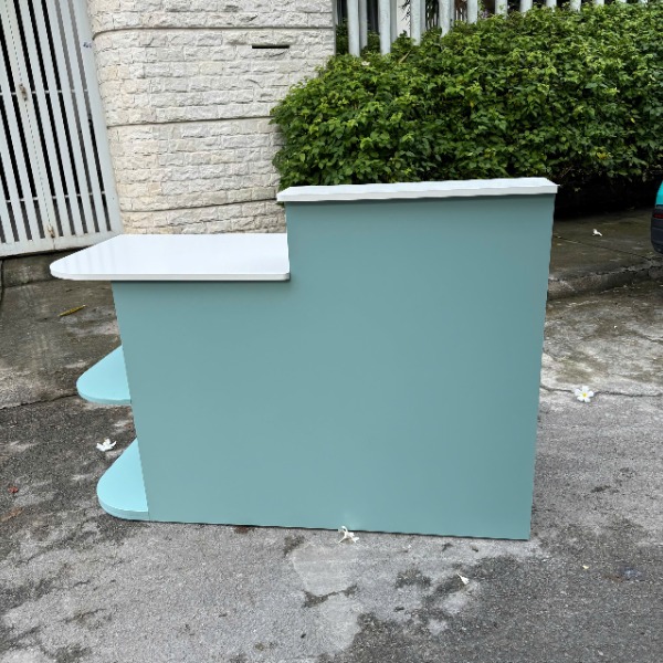 Quầy lễ tân màu xanh pastel thanh lý mới 100% thiết kế hiện đại, sang trọng.