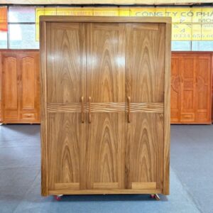 Tủ quần áo 3 cánh làm từ gỗ Hương Đá tự nhiên với họa tiết lượn sóng và vân gỗ đẹp mắt.